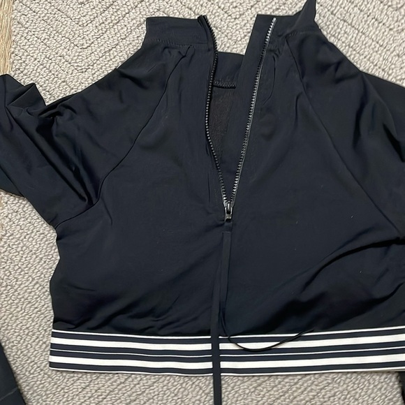 ATHLETA Black Long Sleeve Crop Top - Picture 2 of 4